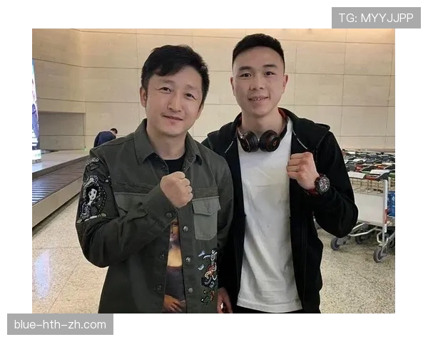 徐灿一张机场随手照：外套像个小豪宅，手里拎着便利店袋子，脑子短路了